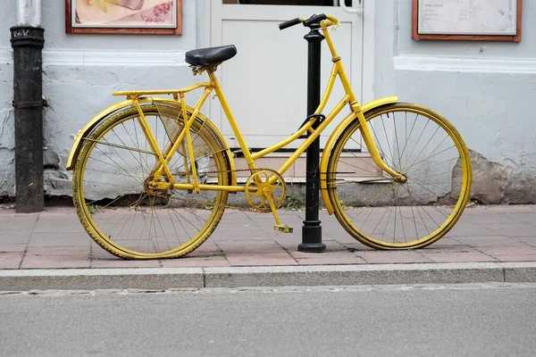 Uma Bicicleta Amarela Estacionada Calçada — Fotografia de Stock