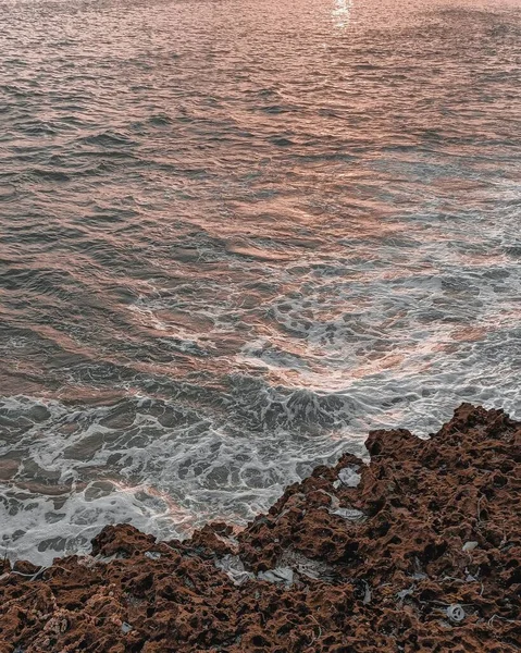 Tiro Vertical Ondas Mar Atingindo Uma Costa Rochosa Durante Hora — Fotografia de Stock
