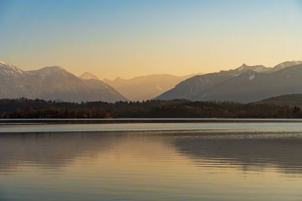 Uma Vista Panorâmica Lago Rodeado Por Vegetação Montanhas Pôr Sol — Fotografia de Stock