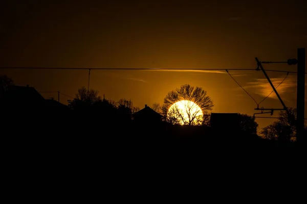 夕焼け空の下の町のシルエット — ストック写真