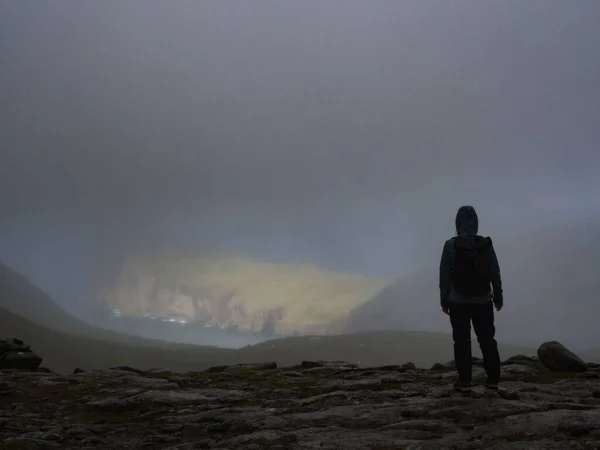 Ένας Τουρίστας Στέκεται Προς Πίσω Και Κοιτάζοντας Την Ομιχλώδη Οροσειρά — Φωτογραφία Αρχείου