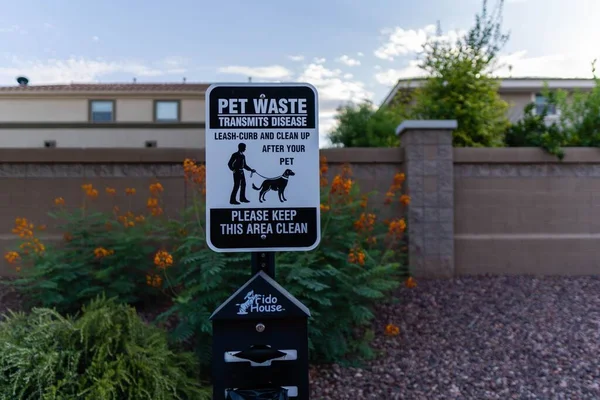 ABD 'de bir mahalle parkındaki evcil hayvan atığı tabelası manzarası