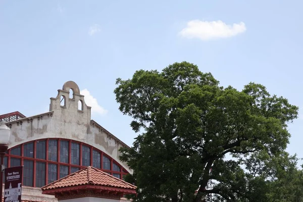 Historic Building Cowtown Coliseum Green Tree Blue Cloudy Sky Fort — Stock Photo, Image