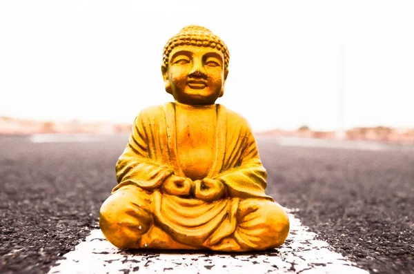Статуя Будди Асфальтній Дорозі — стокове фото