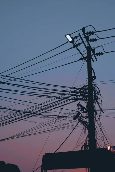 Gün Batımında Kabloların Elektrik Direğinin Dikey Görüntüsü — Stok fotoğraf