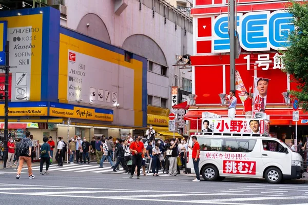 秋葉原 2020年7月4日 候補者が秋葉原で行われる選挙のために有権者を集めようとする — ストック写真