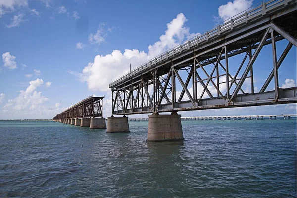 Низкоугольный Вид Современный Мост Построенный Над Водой — стоковое фото