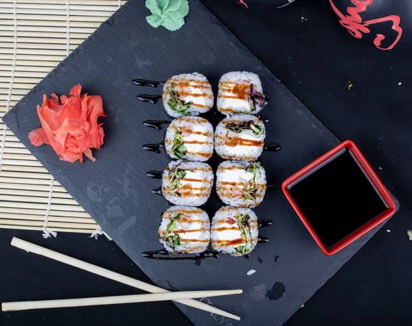 Primo Piano Involtini Sushi Sul Vassoio Con Bacchette Salsa Soia — Foto Stock