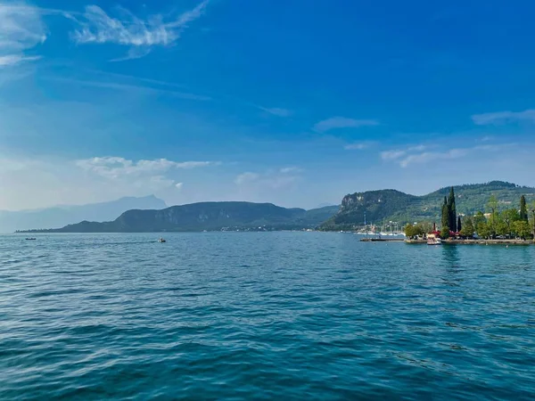 Μια Όμορφη Θέα Από Μπλε Καθαρή Λίμνη Πλούσια Πράσινα Βουνά — Φωτογραφία Αρχείου