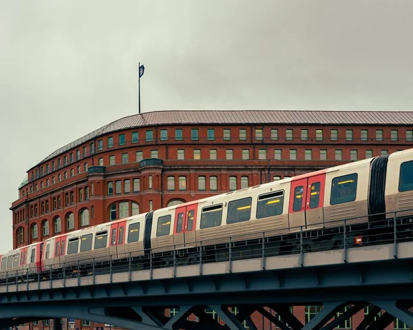 Una Hermosa Toma Vagones Ferrocarril Fondo Los Edificios Rojos — Foto de Stock