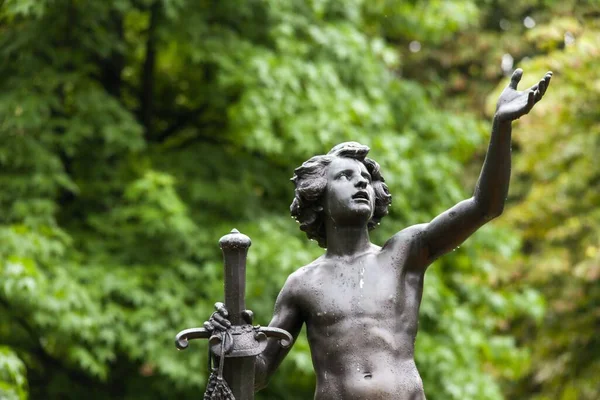 Una Statua Giovane Maschio Che Tiene Una Spada Stende Altra — Foto Stock