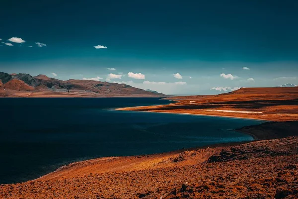 Dağların Arka Planında Kızıl Kumlu Bir Sahilin Güzel Bir Görüntüsü — Stok fotoğraf