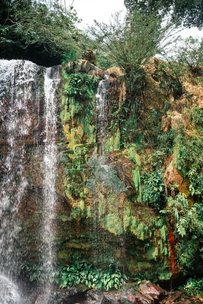 コロンビアの岩の崖の上を流れる滝の垂直ショット — ストック写真