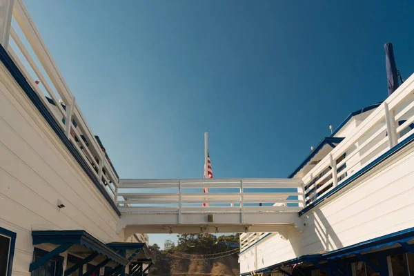 Low Angle Shot Skywalk Two Buildings American Flag Malibu Pier — Stock Photo, Image