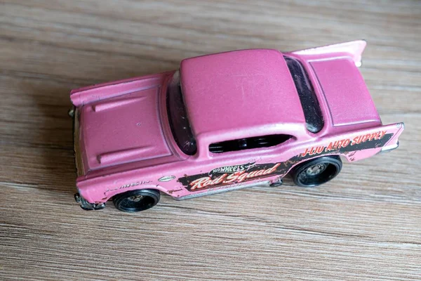 美泰热轮粉色经典玩具车的高角度特写 — 图库照片