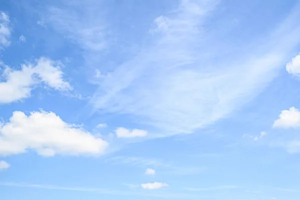 Голубое Спокойное Небо Белыми Пушистыми Облаками — стоковое фото
