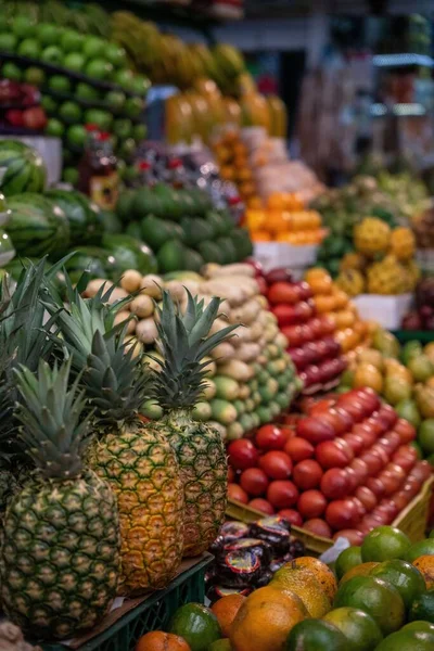 Tiro Vertical Frutas Frescas Exibido Mercado — Fotografia de Stock