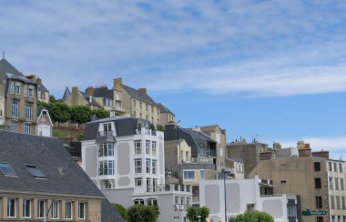 Granville Normandiya 'daki binalar, mavi gökyüzü ile Fransa