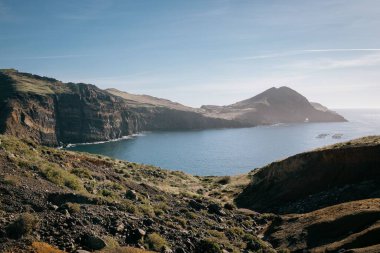 Portekiz 'de okyanusla çevrili Madeira adasının güzel bir manzarası.