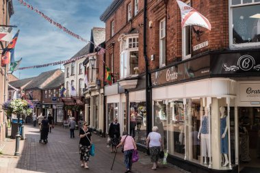 Nantwich Stock Fotoğrafçılık Kasabası Güneşli Günü, Şehir Merkezi, Köy, Alışveriş, Elizabeth dönemi binası, mimari, Cheshire halkı, yaşlılar.