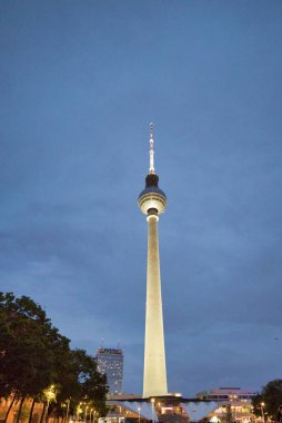 Berlin TV Kulesi 'nin Almanya, Alexanderplatz' daki bulutlu arkaplanda dikey bir görüntüsü.