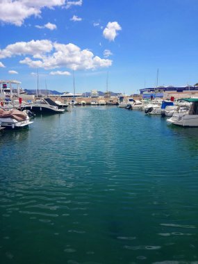 Güneşli bir günde açık okyanusta bir yelkenli.