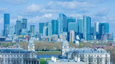 Greenwich, Londra 'daki Kraliyet Donanma Koleji' nin arka planında şehrin silüeti var.