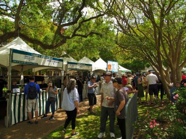 Fransız Çeyrek Festivali sırasında Jackson Meydanı 'ndaki yemek satıcılarının kalabalığı.