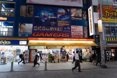 Akihabara, Japonya- 29 Temmuz 2020: İnsanlar Akihabara 'da bir manga dükkanının önünden geçiyor.