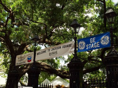Jackson Meydanı 'nın girişi Fransız Bölgesi Festivali için New Orleans' ta.