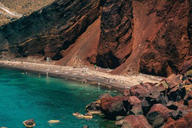 Pek çok turist güneşli bir günde Yunanistan 'daki Kızıl plajda dinleniyor