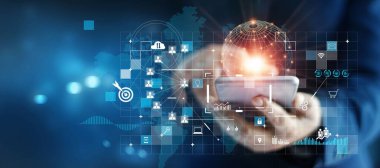 Akıllı telefon kullanarak küresel ağa bağlanan bir işadamı - satış veri alışverişi - iş hedefleri