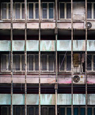 Eski, yıpranmış Wirh Aicon kompresörleri, Bangkok. Dikey çekim