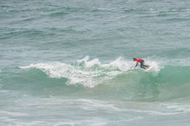 Profesyonel bir sörfçü usta festivalinde yeteneklerini sergiliyor.