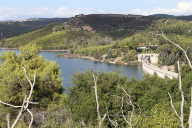 Yunanistan 'da Charadros Nehri' nin kenarında yer aldığı Maraton Barajı 'nın uzak bir manzarası