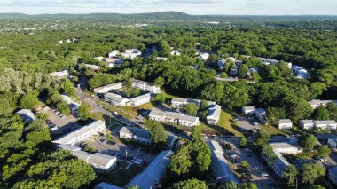 Yeşil yapraklar arasında mimarinin manzaralı hava manzarası