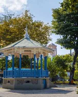 Parkın ortasında mavi bir çardak.