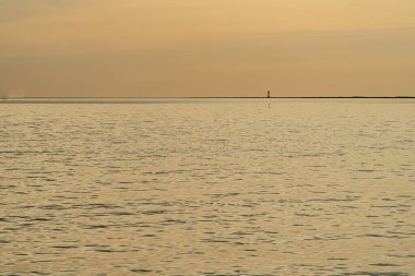 Gün batımında güzel bir deniz manzarası
