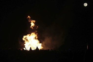Hamburg, Almanya 'da gün batımında Elbe plajında Paskalya şenlik ateşi
