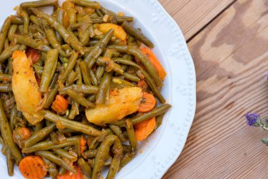 Yeşil fasulye, patates, havuç, tatlı soğan ve taze, sulu domatesler otantik Yunan usulü pişirilmiş, favori vejetaryen yemeği, fasolakia ladera