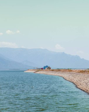 Hindistan, Coimbatore 'daki su kenarında Bhavanisagar barajının dikey görüntüsü.
