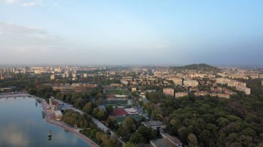 Mavi gökyüzünün altındaki nehrin yakınındaki güzel bir şehir manzarası.