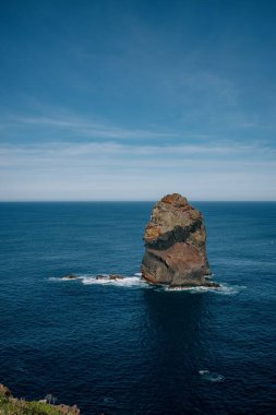 Portekiz, Madeira 'da Atlantik Okyanusu' nun ortasındaki bir kayanın dikey görüntüsü.