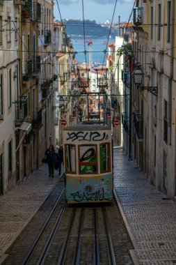 Asansör da Bica, 19. yüzyıl kablolu tren yolu. Lizbon, Portekiz 'e uzanan eğimli, tuhaf bir caddede gidip geliyor.