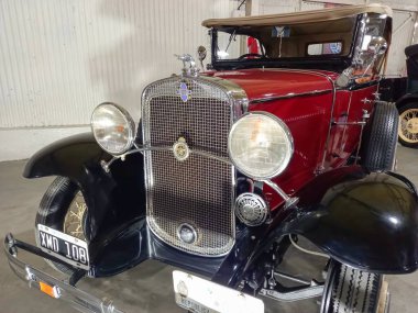 Avellaneda, Arjantin - 7 Mayıs 2022: General Motors 'tan eski kırmızı Chevrolet Phaeton 1931. Expo Fierro 2022 Klasik araba şovu