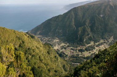 Portekiz 'in Madeira adasındaki okyanus kıyısındaki küçük bir köyün yüksek açılı görüntüsü.