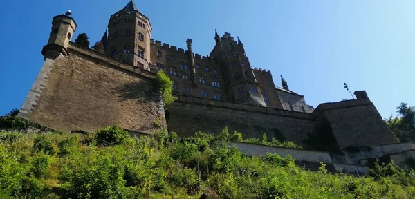 Una Toma Bajo Ángulo Del Castillo Hohenzollern Colina —  Fotos de Stock
