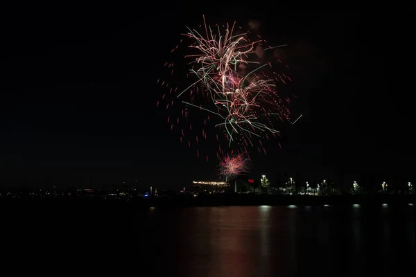 7月の4番目の休日を祝うために カリフォルニア州ロングビーチのアラミトス湾の水の上で花火を撃ちます — ストック写真