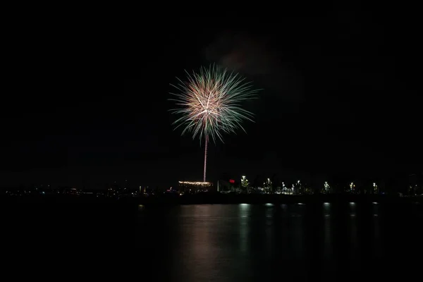 为庆祝7月4日 加州长滩阿拉米托斯湾的海面上喷出烟花 — 图库照片