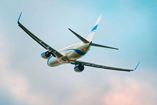 Uma Bela Vista Avião Voador Céu Azul — Fotografia de Stock